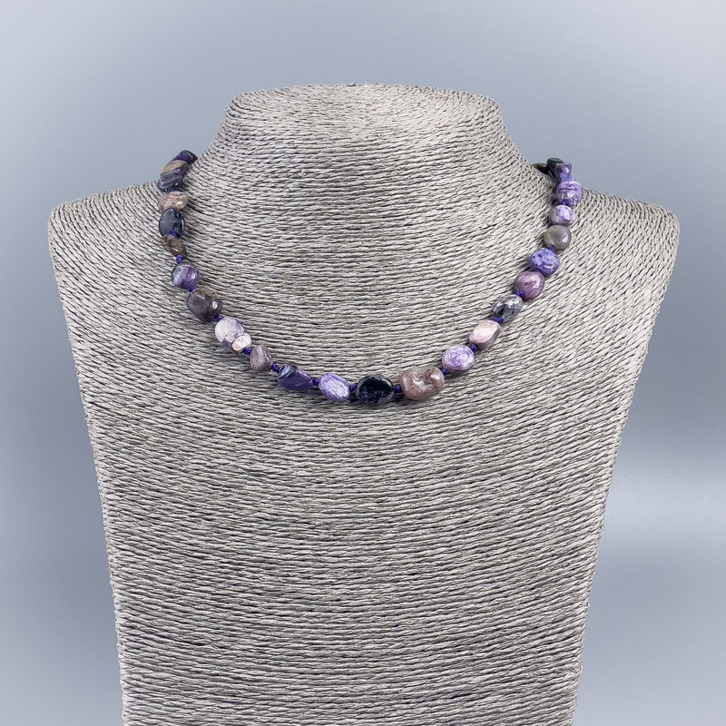 Náhrdelník z čaroitu, broušené korálky, průměr 10×12 mm, délka 48 cm