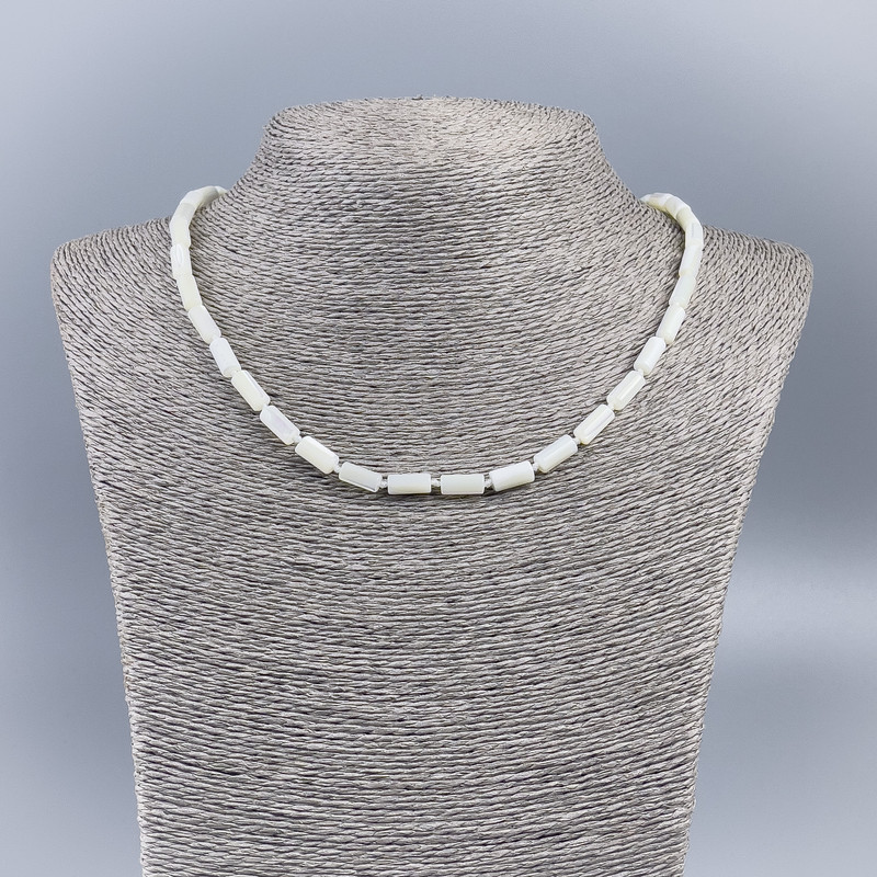 Náhrdelník z bílé perleti, cylindrické korálky, průměr 5×10 mm, délka 50 cm