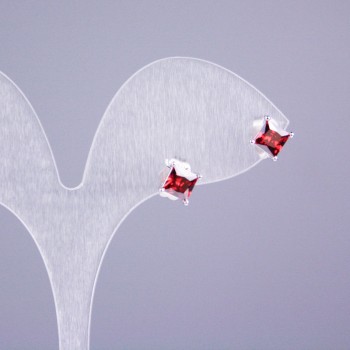 Náušnice-puzety Xuping s rhodiovaným povlakem a červeným kamenem 5×5 mm, čtvercový tvar, délka 16 mm.