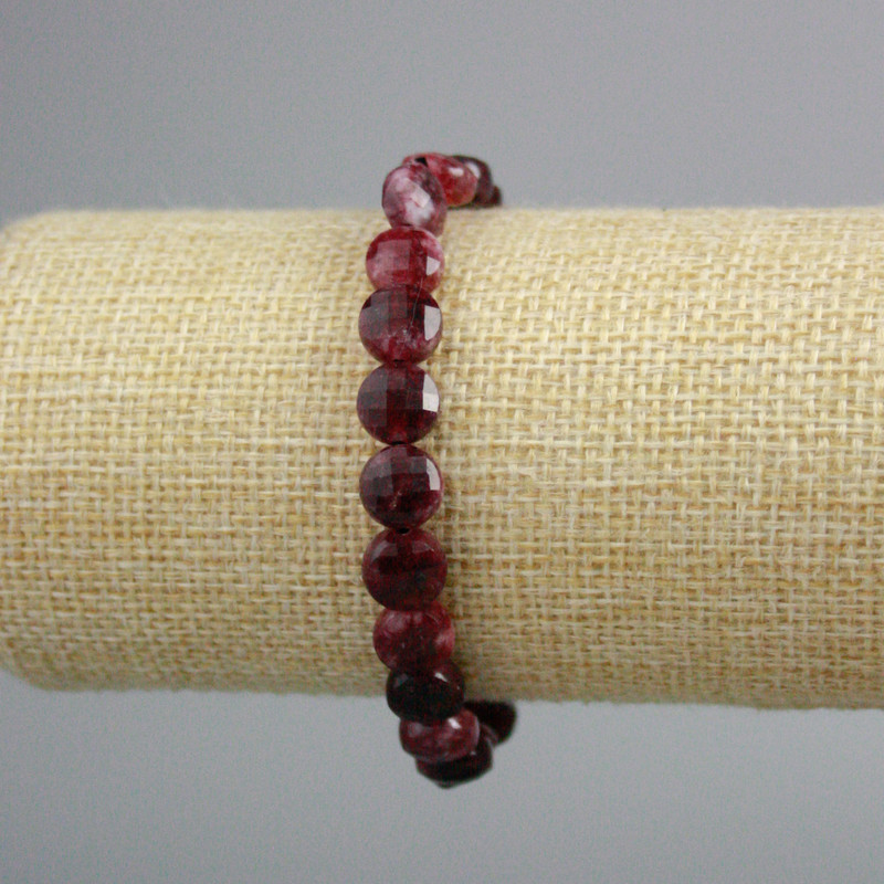 Náramek z turmalínu rubelitu – broušené mincovité korálky, průměr 8,5 mm, délka 18 cm (elastický)
