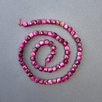 Korálky malinového tygřího oka, tonované, kubické, broušené, z přírodního kamene, průměr 5×5 mm, délka 39 cm, navlečené na niti