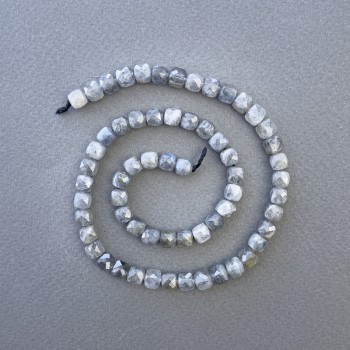 Korálky labradoritu z přírodního kamene, broušené kostky, průměr 6×6 mm ±, délka 39 cm ± na niti