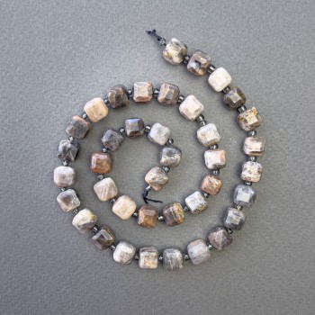 Korálky ze Slunečního kamene, přírodní kámen broušený kubický tvar, průměr 8×8 mm, délka cca 39 cm, navlečené na niti s rokajlem