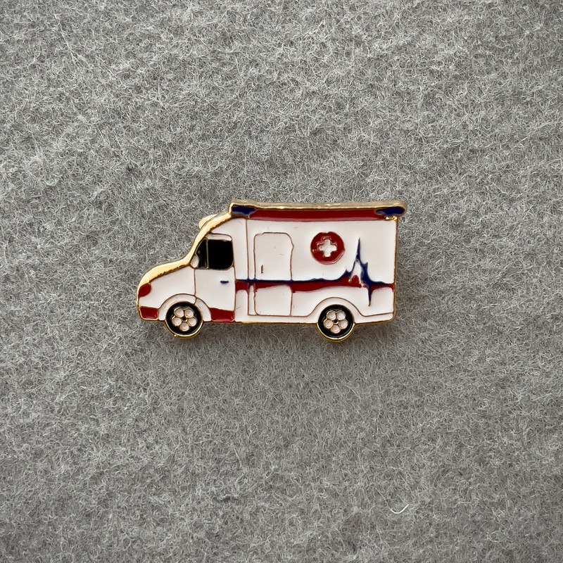Brož „Rychlá“ bílý smalt, zlatý kov 18×32 mm+