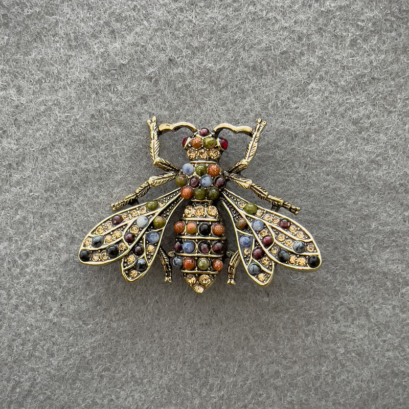 Brož Motýl se štrasami a směsí kamenů, zlatistý kov 49×38 mm+
