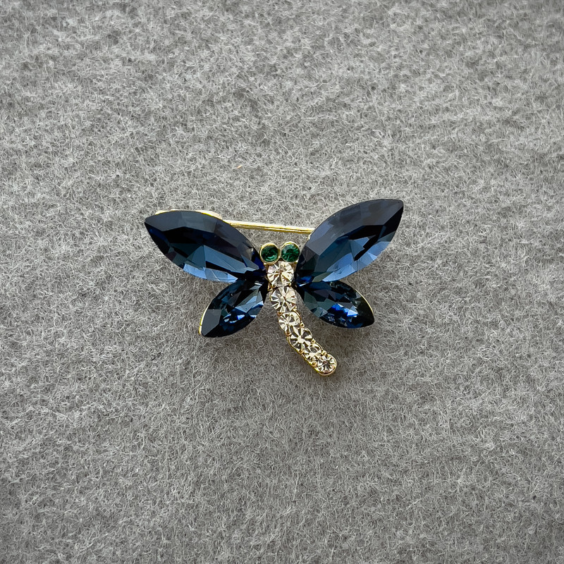 Brožka s motýlem z modrých a bílých krystalů zlatistého kovu 20×28 mm+