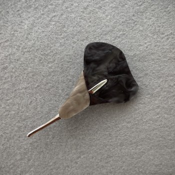 Brož Květ kalie, černá a šedá perleť, stříbrný kov, 76×44 mm+