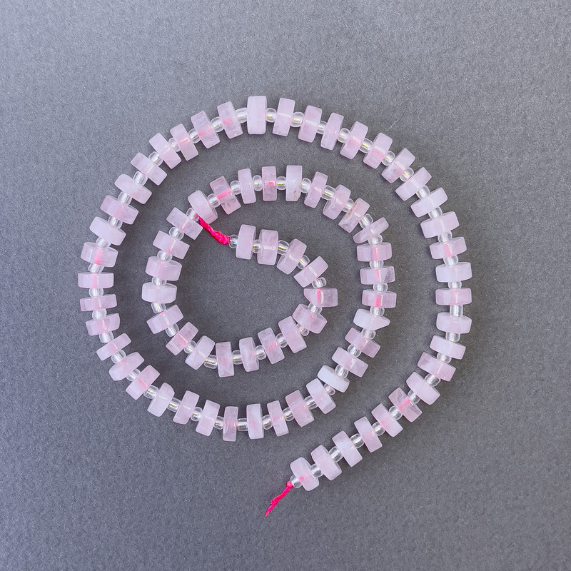 Korálky z růžového křemene, diskové korálky na niti, průměr 7×3 mm ±, délka cca 40 cm ±