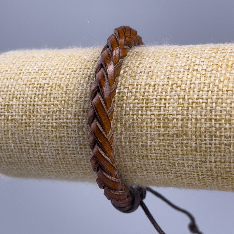 Náramek, délka 18–25 cm, tloušťka 7 mm, eko kůže, barva světle hnědá, na stažení
