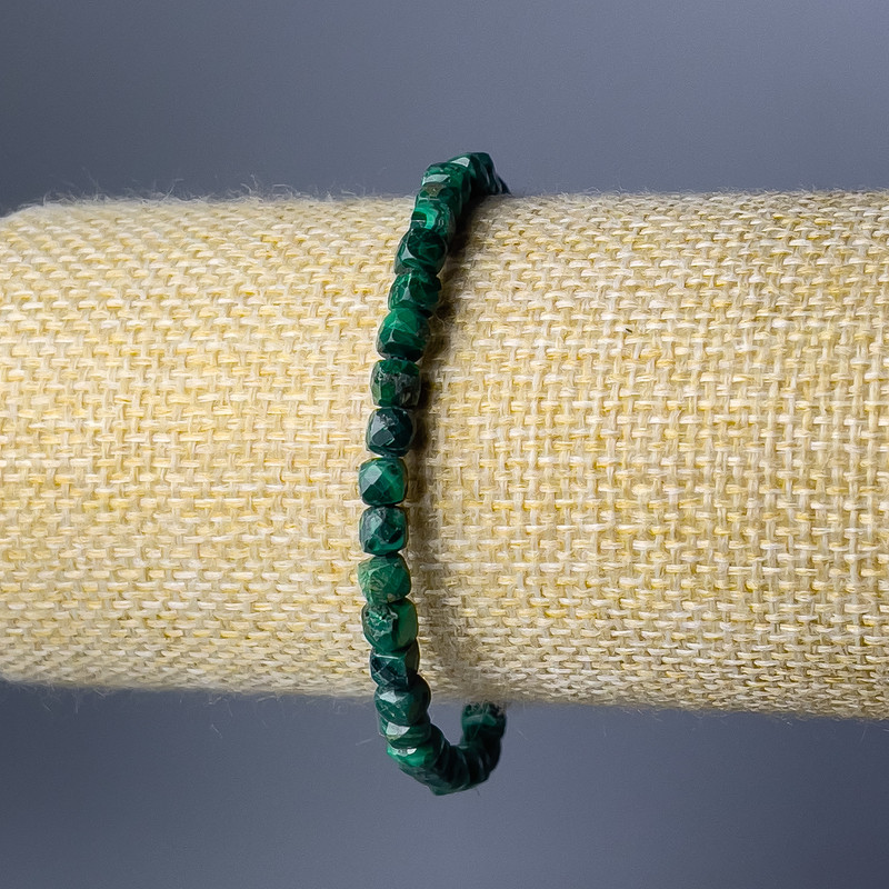 Náramek z malachitu, brusované kostky, průměr 4,5 mm, délka 18 cm (na gumičce)