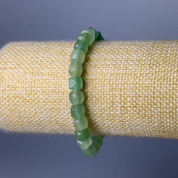 Náramek z nefritu, broušené kubické korálky, průměr 7 mm, délka 18 cm (elastický)