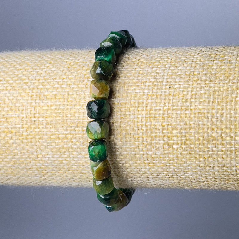 Náramek ze zeleného kočičího oka, brusovaný kubík, průměr 7 mm ±, délka 18 cm (elastický)