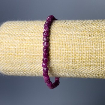 Náramek z rubínu, přírodní kámen, broušené kubické korálky, průměr 4 mm, délka 18 cm (elastický)