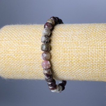 Náramek z turmalínu, broušené kubické korálky, průměr 7 mm ±, délka 18 cm (elastický)