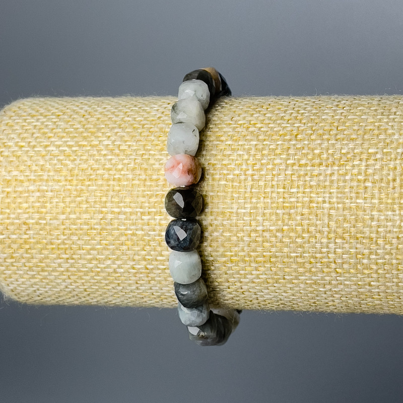Náramek mix přírodních kamenů, broušené kubíky, průměr cca 7 mm, délka 18 cm (elastický)