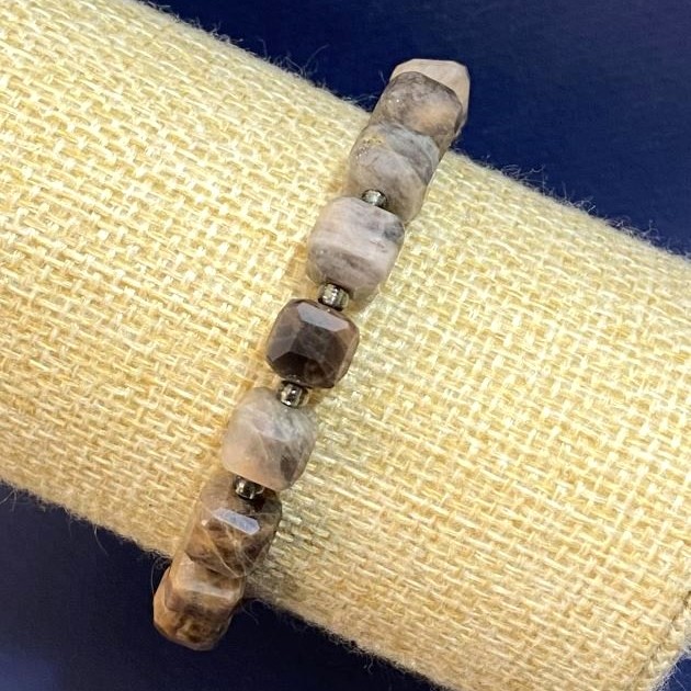 Náramek Sluneční kámen z přírodního kamene, brusované kubické korálky, průměr 8 mm, délka 18 cm (elastická šňůra)