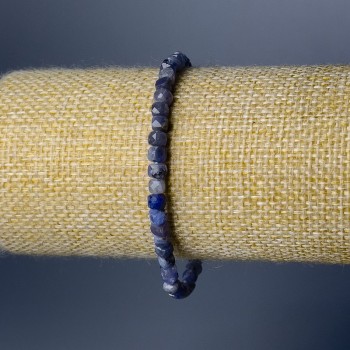 Náramek z iolitu, přírodního kamene, broušené kubické korálky o průměru 4 mm, délka 18 cm (elastický)