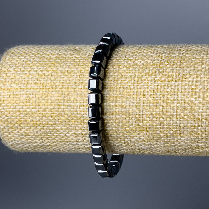 Náramek z hematitu ve tvaru kostek, 6 mm, elastický, 18 cm