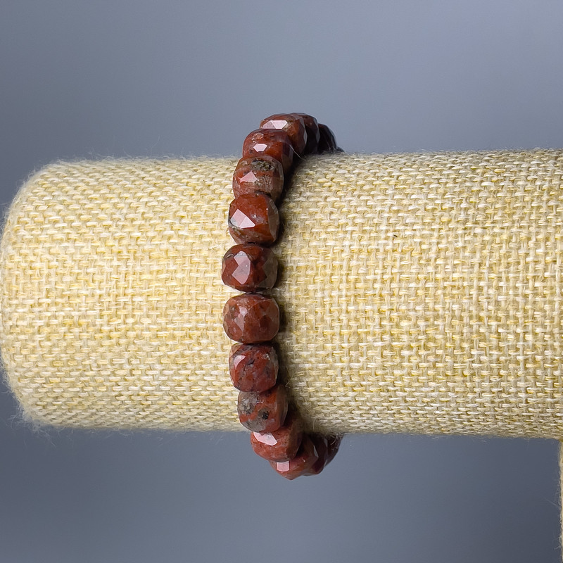 Náramek z červeného jaspisu, broušené kubické korálky, průměr 8,5 mm, délka 18 cm (elastický)