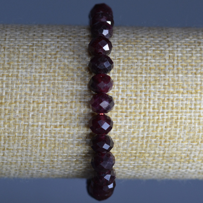 Náramek z turmalínu Rubelit, broušené rondely, průměr 8×6 mm, délka 18 cm (elastický)