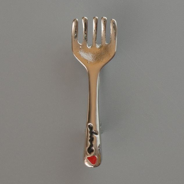 Brožka Vidlička s bílým a černým smaltem, stříbrný kov, 11×36 mm