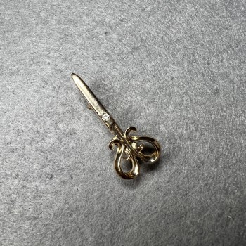 Brož Nůžky s bílými krystaly a zlatým kovem 15×34 mm