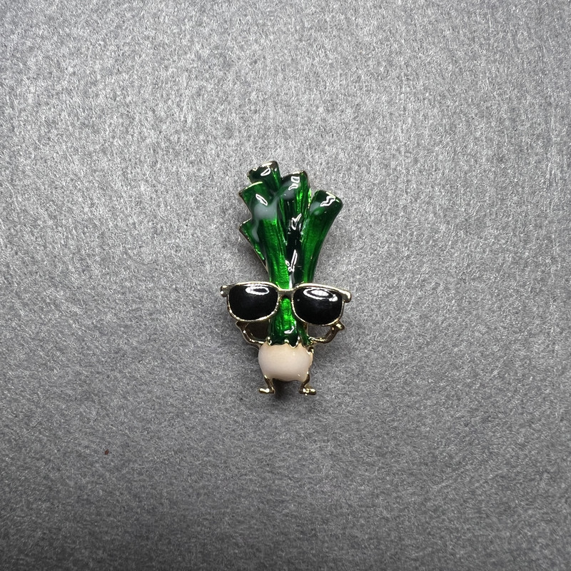 Brož Celer v brýlích – zelený, černý a bílý smalt, zlatý kov 18×32 mm