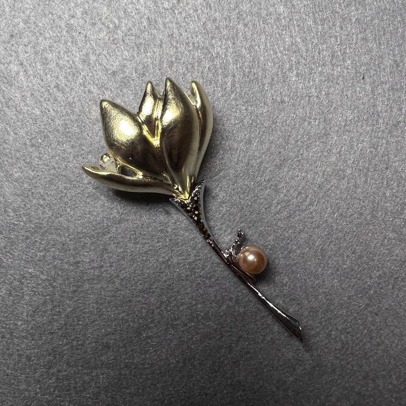 Brož Květ magnolie, zlatý a stříbrný smalt, zlaté štrasové kamínky, korálek, zlatý kov 29×65 mm