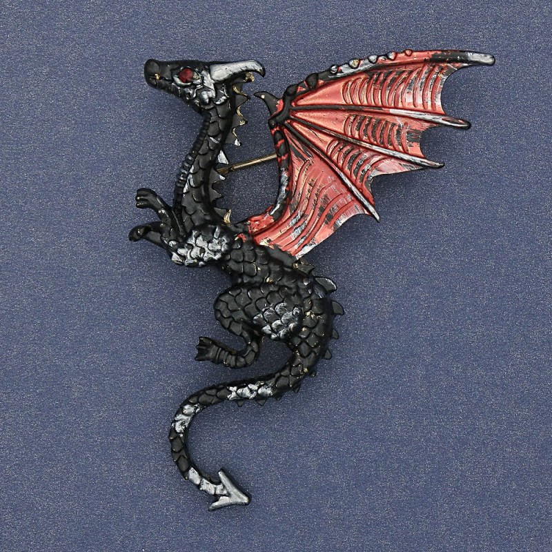 Brož Drak, matný černý a červený smalt, zlatistý kov, 42×66 mm