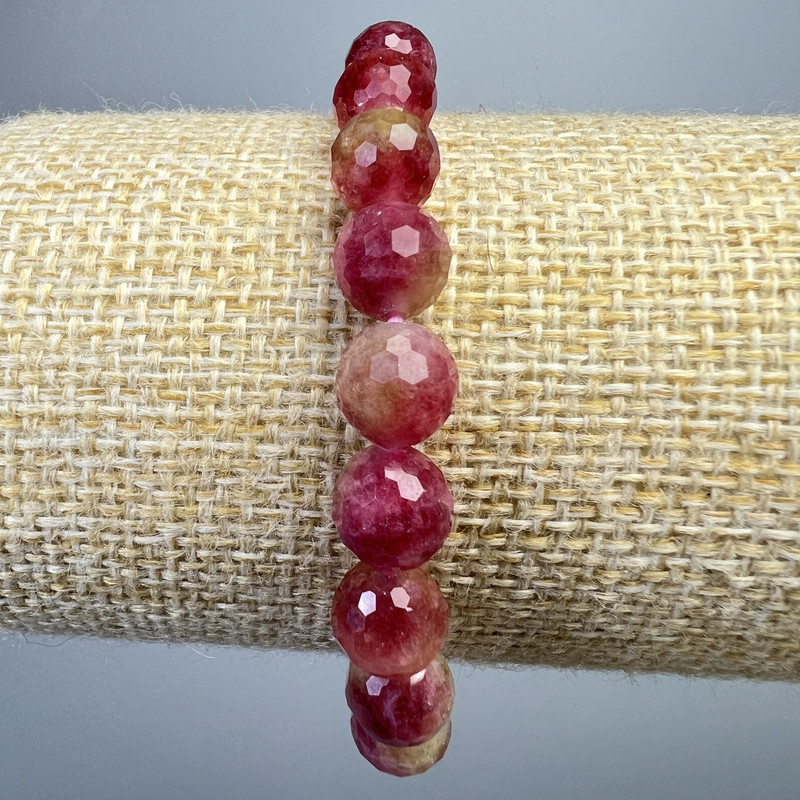 Náramek z polychromního turmalínu, brusované korálky, průměr 8 mm ±, délka 18 cm ± (elastická guma)