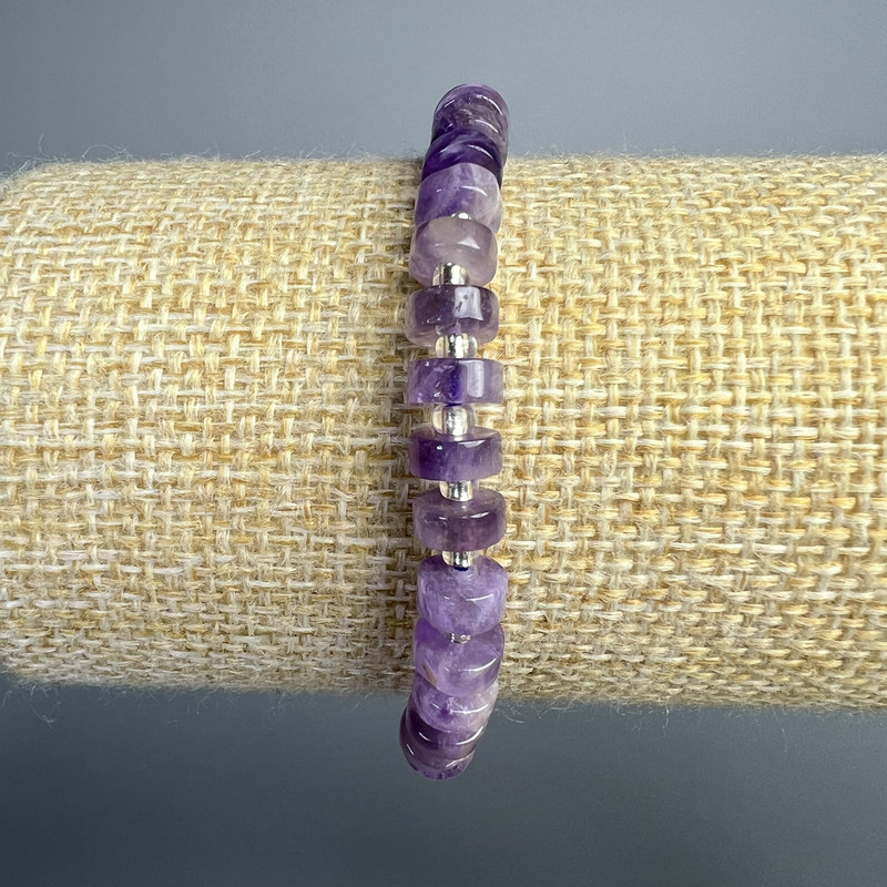 Náramek z ametistu – diskové korálky, průměr 6,5×3 mm, délka 18 cm, elastický podklad s korálkami