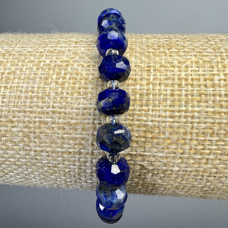 Náramek z lazuritu, přírodního kamene, broušené rondELY o průměru cca 8×6 mm, délka cca 18 cm, elastický, s korálkami