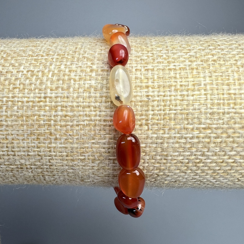 Náramek z karneolu, broušený povrch, průměr 7×12 mm, délka 18 cm (elastický)