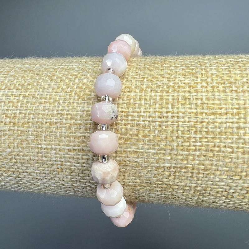 Náramek z růžového opálu, přírodní kámen, brusovaný rondel, průměr 8×6 mm, délka 18 cm (+-), elastický podklad, s korálkami