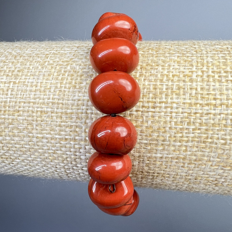 Náramek z červeného jaspisu, přírodní kámen, velké fasetované korálky, průměr 12×10 mm, délka 18 cm ± (elastický)
