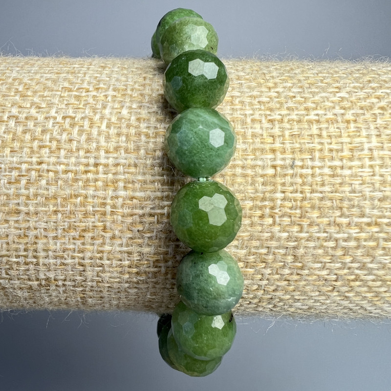 Náramek z kanadského jadeitu, fasetované kuličky, průměr 10 mm ±, délka 18 cm ± (elastický)