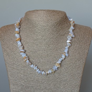 Náhrdelník modrý achát (modrý kalcedon, safirín) – přírodní kámen, drobné kamínky, průměr 9×3 mm ±, délka 47 cm +