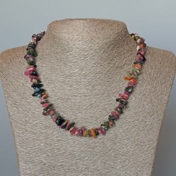 Náhrdelník z přírodního turmalínu – drobné kamínky o průměru cca 8×4 mm, délka 47 cm +