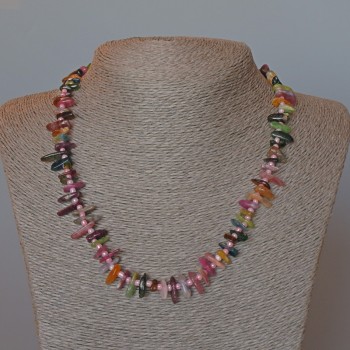 Náhrdelník z turmalínu, drobné úlomky kamene 'Jehla', průměr 13×3 mm, délka 47 cm