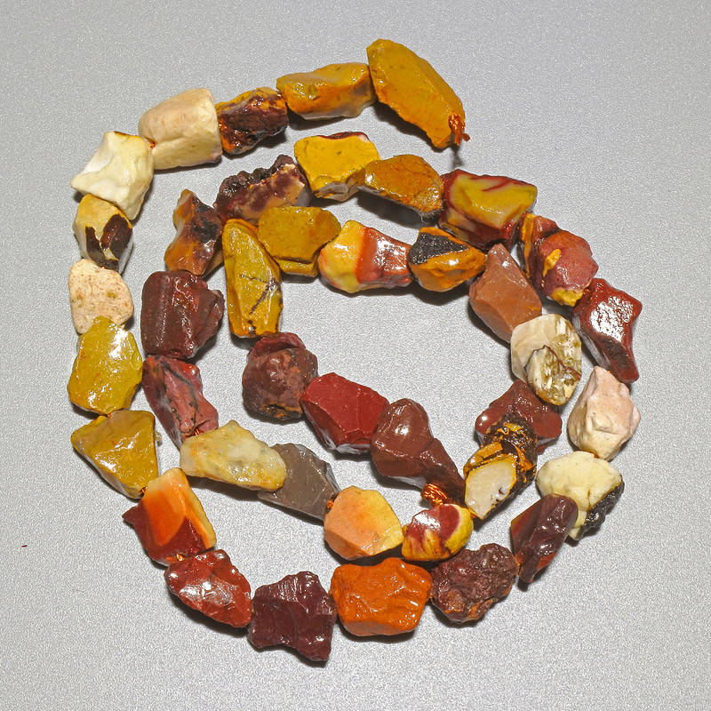 Náhrdelní korálky z jaspisu Mookaite, přírodní neopracovaný kámen, facetovaný, průměr 8×10 mm, délka 40 cm, na niti