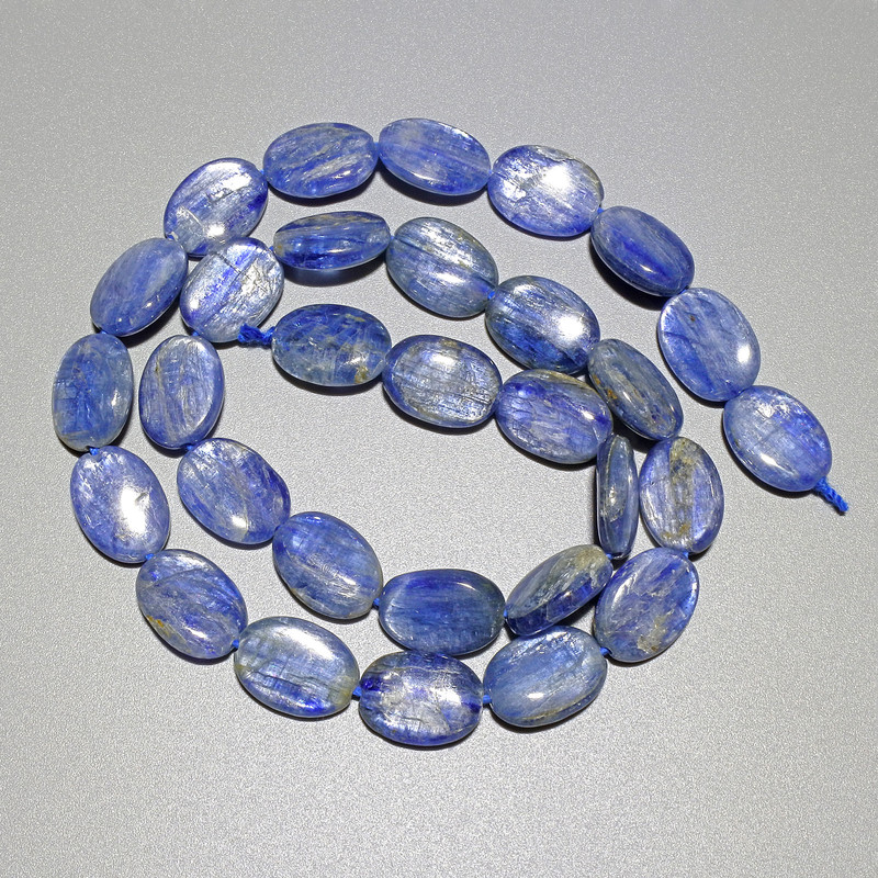 Korálky z kyanitu, oválné, průměr 10×14 mm, délka cca 40 cm, na niti