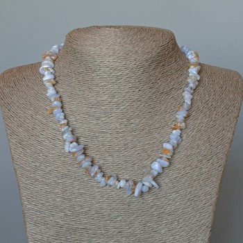 Náhrdelník z modrého achátu (modrý achát, chalcedon, safirín) – drcené fragmenty přírodního kamene, průměr 8×3 mm, délka 47 cm