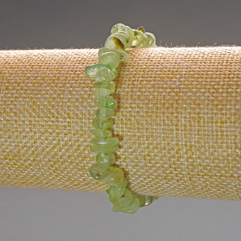 Náramek z prenitu, drobné úlomky přírodního kamene, průměr 8×3 mm, délka 18 cm (elastický)