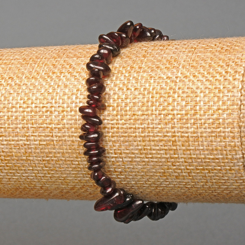 Náramek z granátu, drobné granátové kamínky, průměr 6×3 mm, délka 18 cm (elastický)