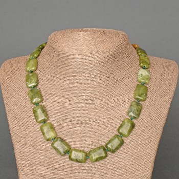 Náhrdelník z jadeitu, přírodního kamene, obdélníkový tvar, rozměry 13×18 mm, délka 48 cm