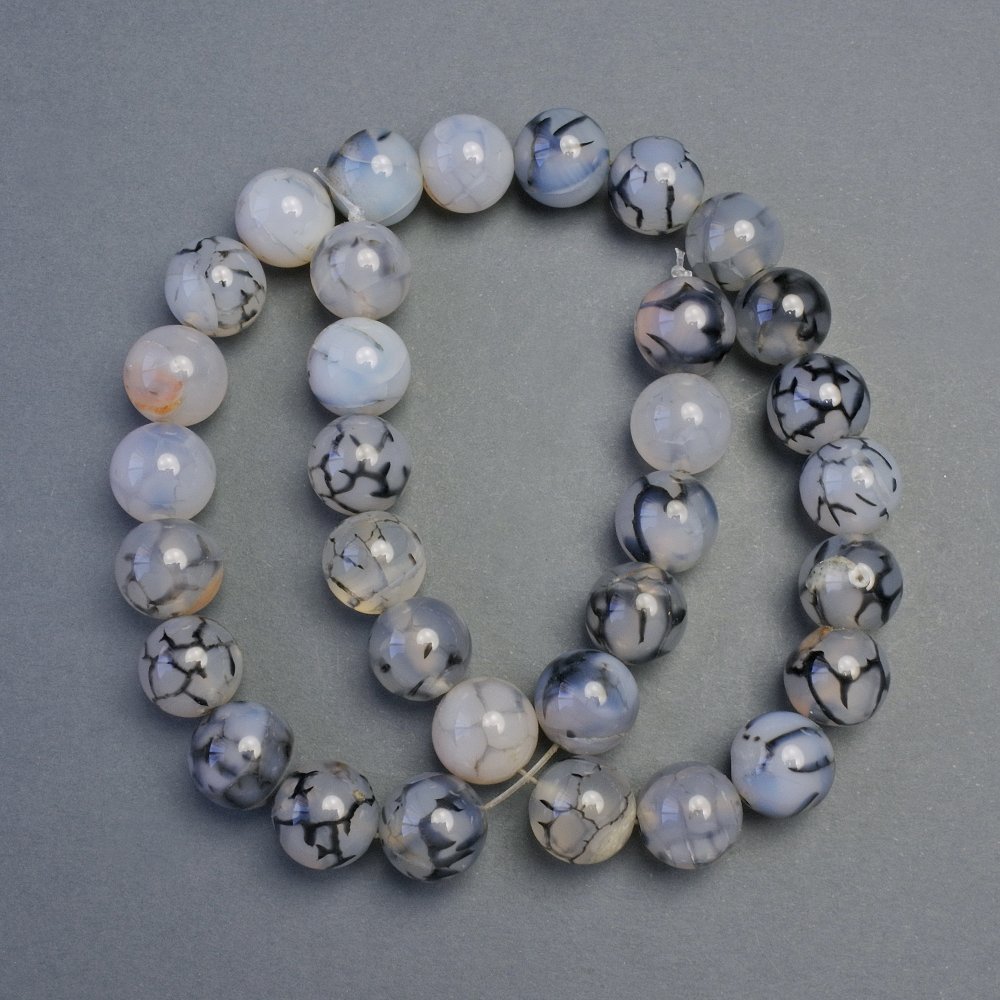 Achatové korálky „Žíly draka“ – hladké kuličky, průměr cca 12 mm, délka 39 cm na vlasci