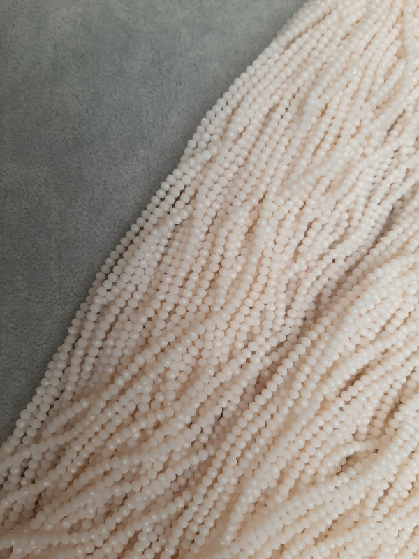 Korálky Český křišťál mléčné granované rondely, průměr 3×2,5 mm, délka 40 mm ± na šňůrce