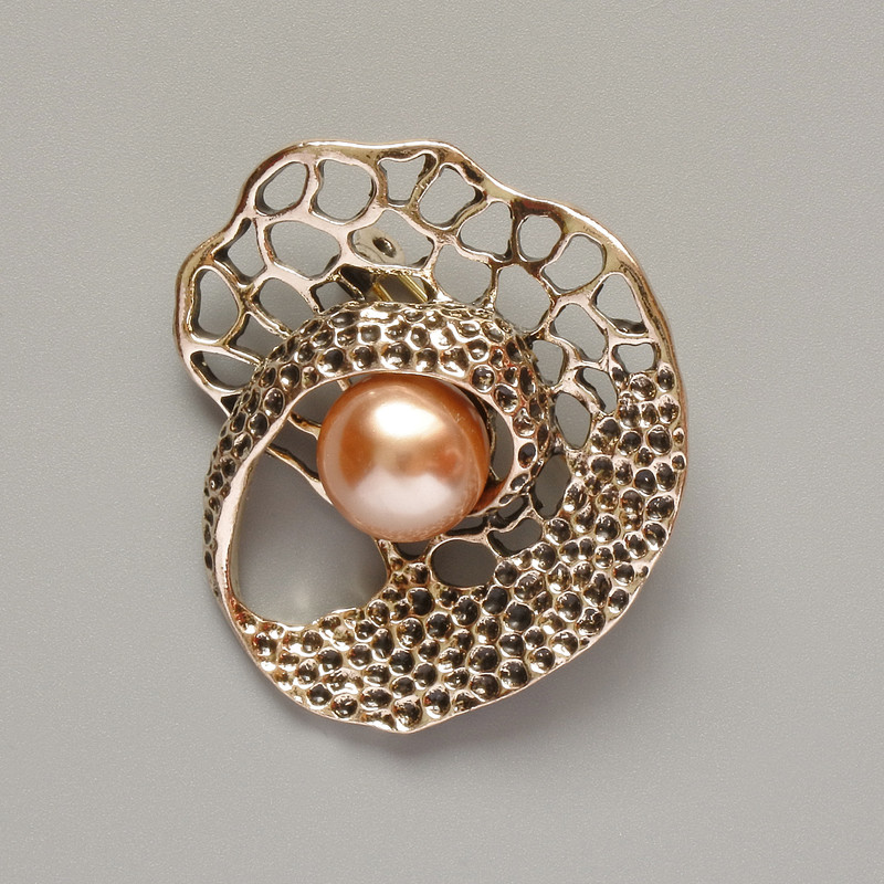 Brož Akcent se žlutou korálkou a zlatistým kovem 41 × 39 mm