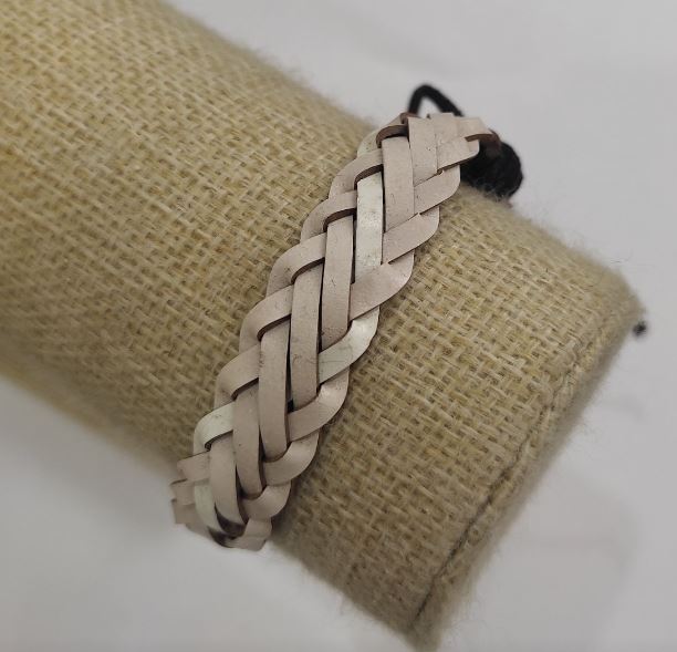 Výprodejní náramek, délka 18–25 cm, tloušťka 13 mm, ekokůže, barva bílá, na stažení