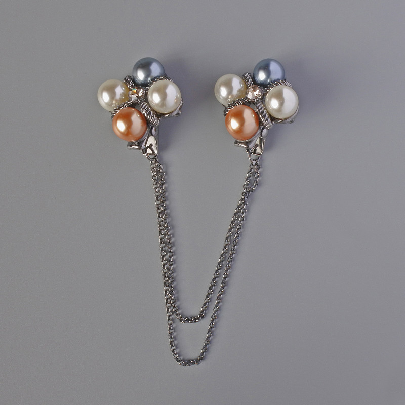 Brož na kardigány Akcent bílé, žluté a šedé korálky, lesklý stříbrný kov 22 mm, řetízek 12 cm